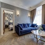 Диван в номере Люкс с джакузи в отеле Премиум
