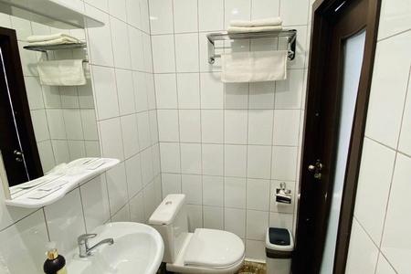 Ванная комната в номере Стандарт в отеле Плюс на Большевиков