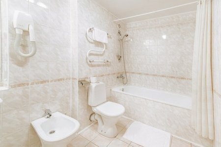 Душевая комната в номере Люкс в отеле Полюстрово