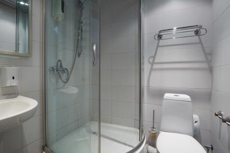 Почасовой номер с душевой Душевая кабина в номере Стандарт в отеле Васильевский остров