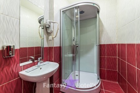 Душевая кабина в номере Стандарт в отеле Фантазия на Просвещения