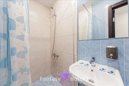 Душевая в номере Стандарт в отеле Фантазия в Купчино