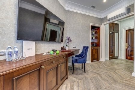 Интерьер номера Люкс с джакузи в гостинице Премиум