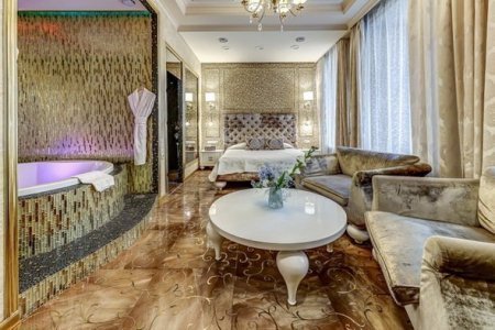 Интерьер номера Люкс с гидромассажной ванной в гостинице Премиум