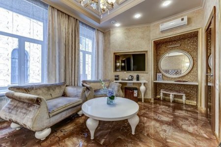 Интерьер номера Люкс с гидромассажной ванной в отеле Премиум