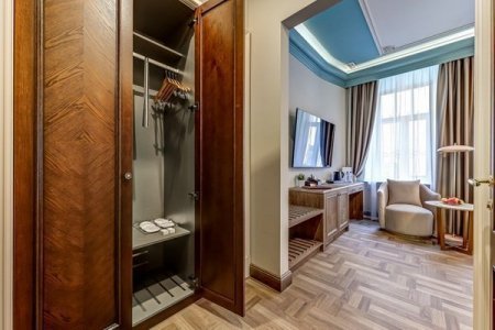 Интерьер номера Полулюкс в отеле Премиум