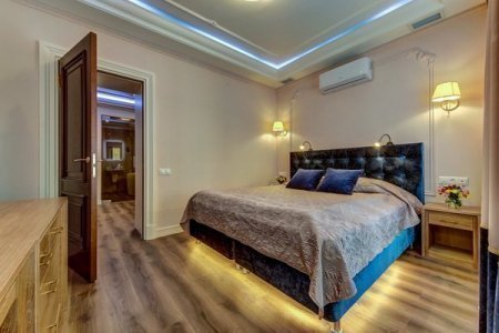 Кровать с подсветкой в номере Люкс с джакузи в отеле Премиум