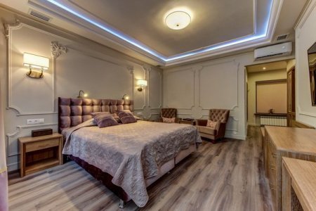 Кровать в номере Люкс с гидромассажной ванной в отеле Премиум