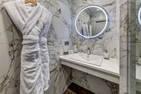 Ванная комната в Улучшенном двухместном номере в отеле Премиум