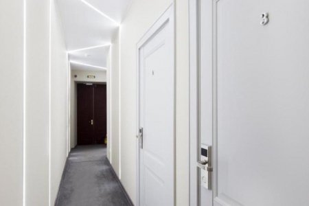 Коридор в номере с двумя отдельными кроватями в апартаментах Letto